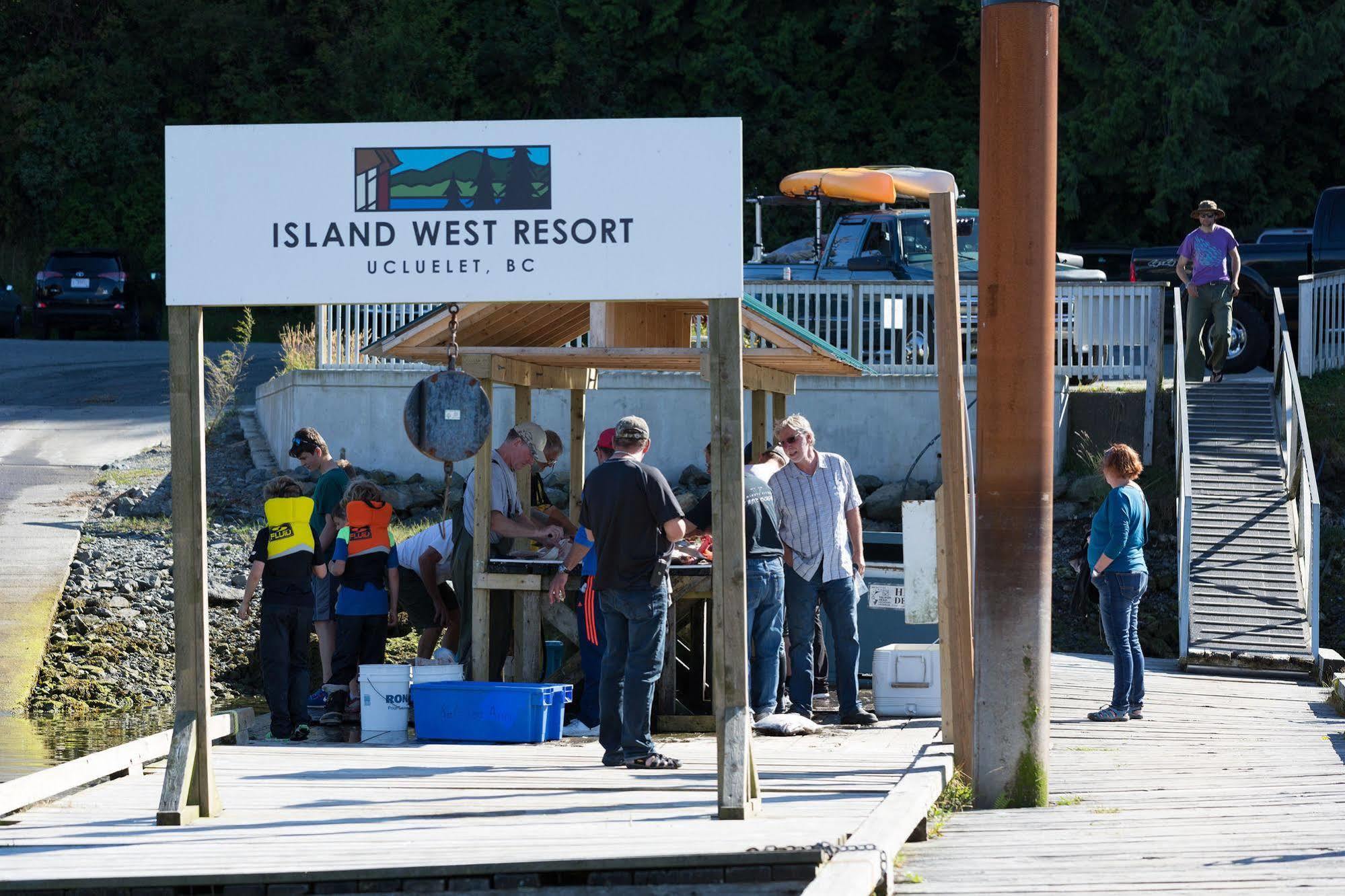 Island West Resort Ucluelet Exterior foto